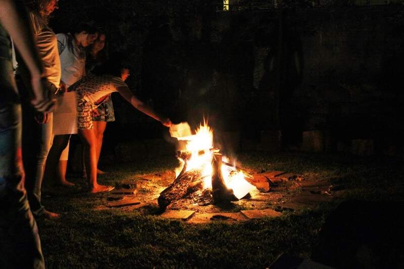 No fogo, se vão os sentimentos e traumas que só estão conosco, porque a gente carrega. (Foto: Laís Camargo)