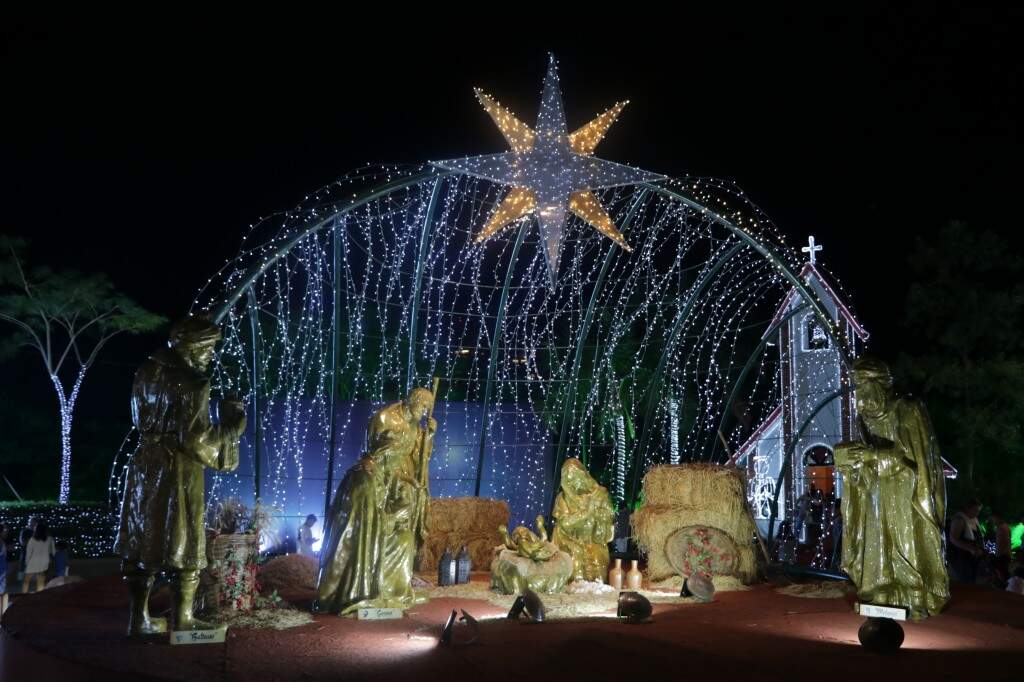 No centro da cidade, tradicional presépio é um dos principais pontos de fotos em família (Foto: Kimberly Teodoro)