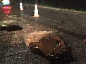 No Parque dos Poderes, motociclista caiu ontem em buraco e ficou ferido (Foto: Direto das Ruas)