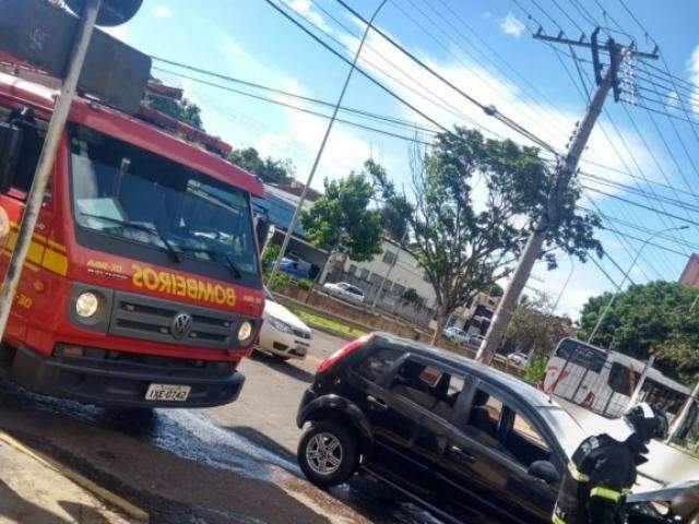 O Corpo de Bombeiros foi acionado, mas assim que chegou o fogo do veículo já havia sido contido (Foto: Direto das Ruas)