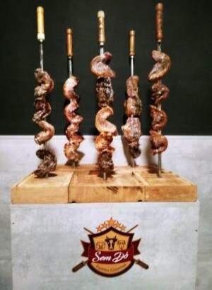 Espeto de Carneiro, Espeto de Porco, Sem Dó, Contra Filé e Espeto de Picanha, o local oferece também Espeto Filé Mignon e Frango. (Foto: Divulgação)