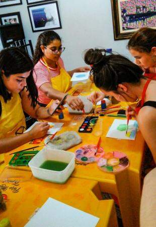 Alunas do curso de pintura ministrado por Nally antes de vir para Campo Grande (Foto: Arquivo pessoal)