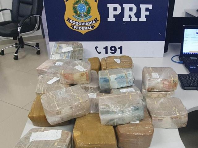 Pacotes de dinheiro apreendidos com Ricardo Toko no Rio, em maio (Foto: Divulga&ccedil;&atilde;o)