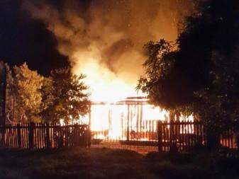 Casa foi incendiada esta noite. Não há informações sobre os suspeitos (Foto: Direto das Ruas)
