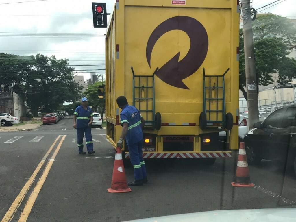 Momento em que funcionários interditavam parcialmente trecho para descarregar cerveja (Foto: Direto das Ruas)