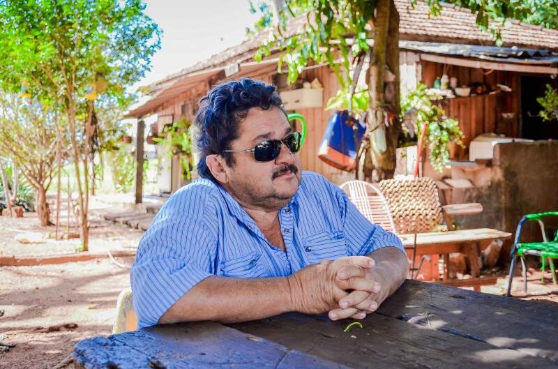 Eduardo, proprietário do famoso rancho do Eduardinho, comenta que criou os filhos e agora cuida dos netos no sítio. (Foto: Vanessa Tamires)