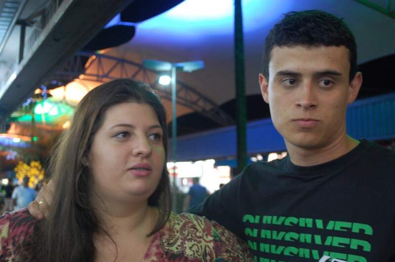 Amanda e Everton resolveram experimentar algo novo durante a visita a Feira (Foto: Adriano Fernandes)