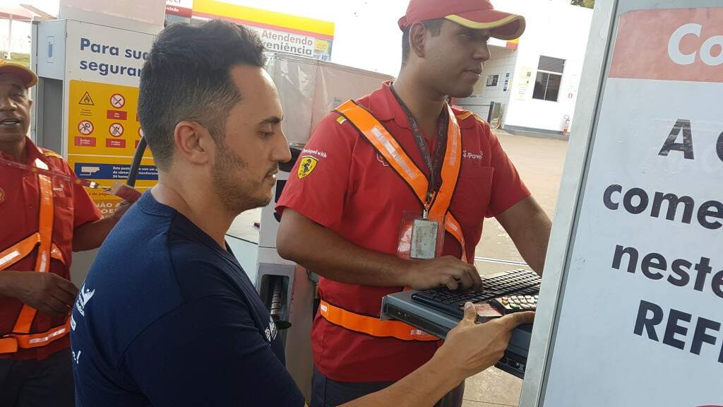 Professor paga no débito pela gasolina. Muita gente economizar para ter dinheiro e pagar à vista o combustível. (Foto: Anahi Gurgel)