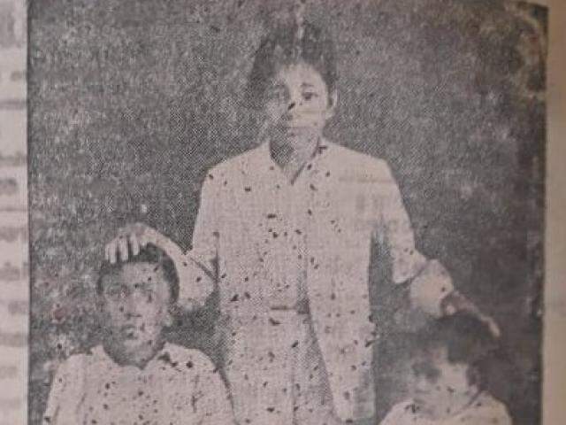 Alcides Corrêa ao centro, com as mãos na cabeça de dois "pacientes" (Foto: Jornal do Comércio/ Arca)