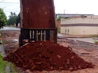 Caminhão com terra é contratado por moradores para amenizar situação de via (Foto: Direto das Ruas)
