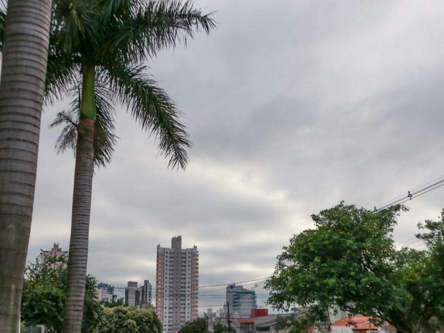 Céu amanhece fechado e previsão para a capital sul-mato-grossense é de chuva (Foto: Henrique Kawaminami)