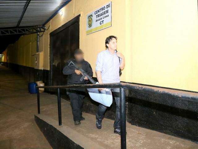 O policial civil aposentado Màrcio Cavalcanti na chegada ao Centro de Triagem, em Campo Grande, de onde foi para o presídio federal. Agora, foi para Mossoró. (Foto: Paulo Francis)
