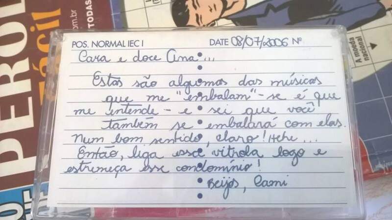 A dedicatória que marcaria, além da fita, uma história da bela amizade entre elas. (Foto: Arquivo Pessoal)