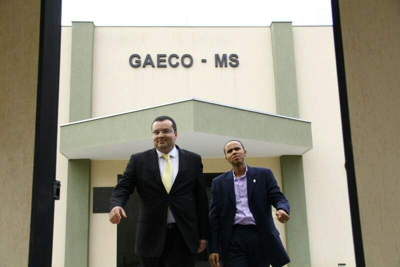 O vereador Chocolate e seu advogado deixa a sede do Gaeco ao concluir o depoimento no dia 25 de agosto. Outros oito parlamentares também foram ouvidos (Foto: Marcos Ermínio)