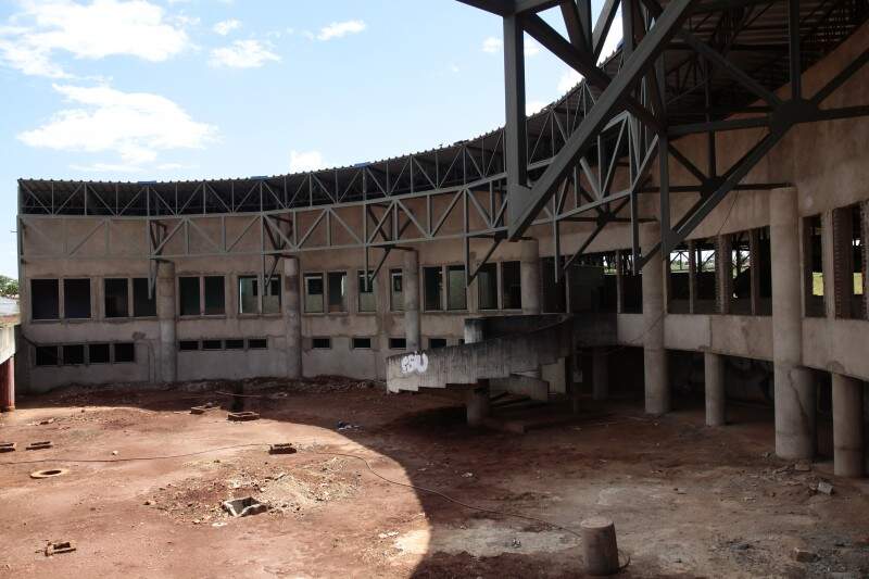 Obra em complexo de 11 mil m² foi lançada em 2011 e não tem data para ser entregue (Foto: Cleber Gellio)