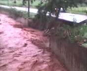 Águas do Córrego Segredo invadiram a pista (foto: Oswaldo Benites)