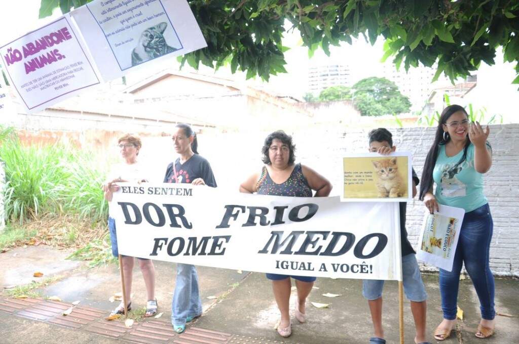 Com faixas, moradores e protetores de animais fizeram manifestação contra maus-tratos nesta manhã (Foto: Paulo Francis)