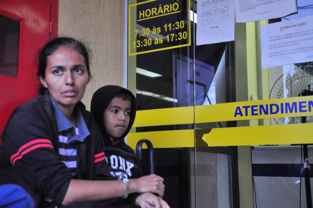 A professora Célia Santos chegou às 4 horas e pegou a fila já na metade da quadra da Rua 13 de Maio em direção à avenida Mato Grosso. (Foto: João Garrigó)
