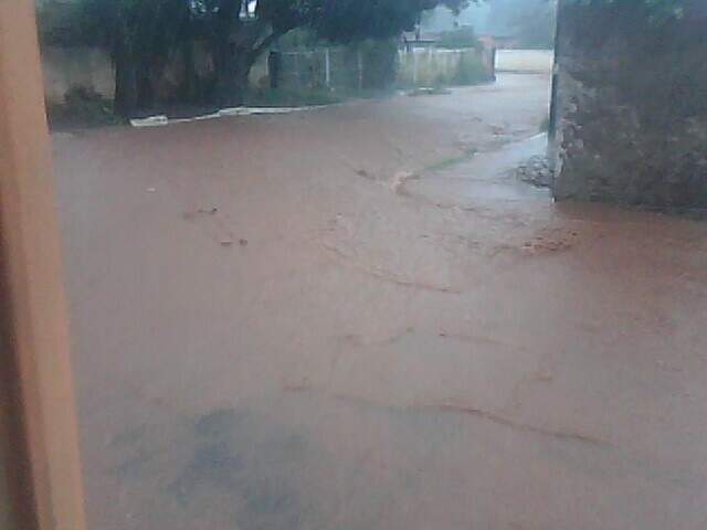Problema maior é que água acumula nas principais vias do bairro, tumultuando o trânsito (Foto: Klaus Fantin)