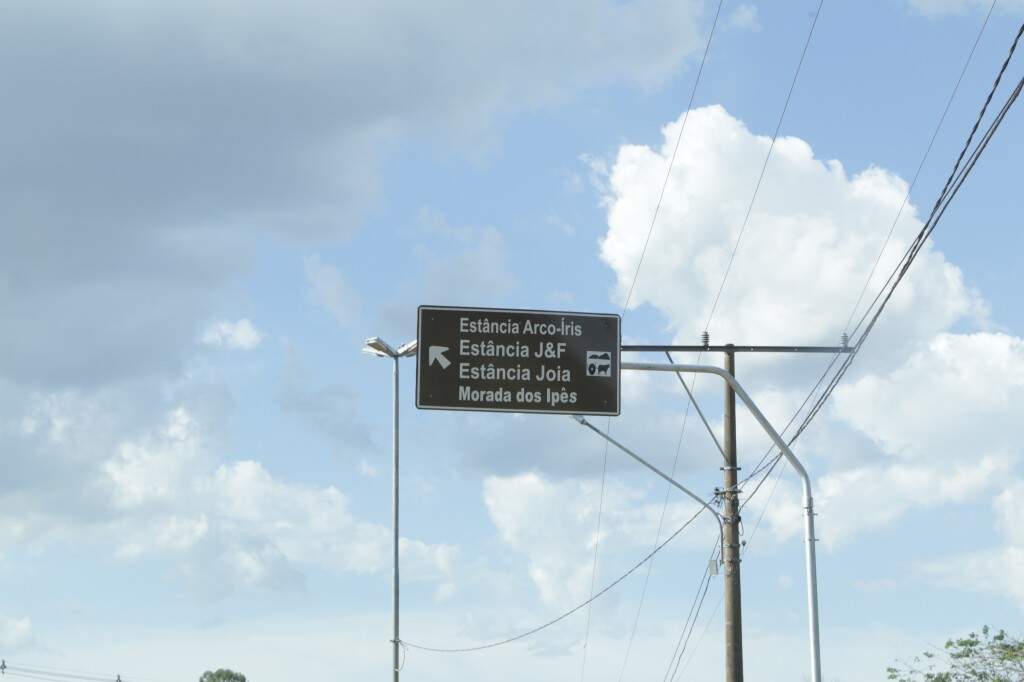 Placas indicam o caminho desde a Avenida Cônsul Assaf Trad até os cantinhos turísticos escondidos na capital (Foto: Kísie Ainoã)