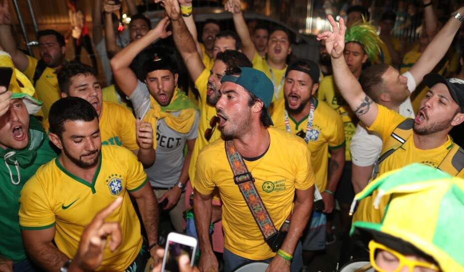 A torcida brasileira mais uma vez deu show, desta vez em Samara, e a Seleção está nas quartas de final