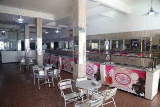 No buffet self service, são 56 sabores e muitos acompanhamentos (Foto: Fernando Antunes)