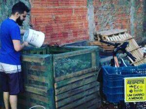 Günther realizando a compostagem, no terreno do tio. (Foto: Acervo Pessoal)