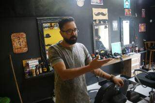 Abmael desistiu da profissão anterior para ser barbeiro. (Foto: Paulo Francis)