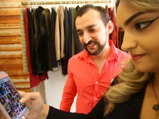 Jessica e seu cliente, Flávio unem forças para escolher os presentes de Dayane, namorada do empresário. (Foto: André Bittar)