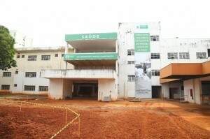 Ao lado da Santa Casa, obra do hospital está parada desde 2012. (Foto: Fernando Antunes)