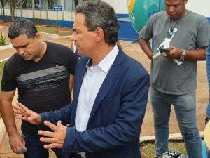 Prefeito foi conversar com o grupo (Foto: Clayton Neves)