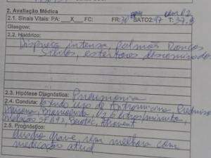 Boletim médico com diagnóstico de pneumonia (Foto: Direito das Ruas)