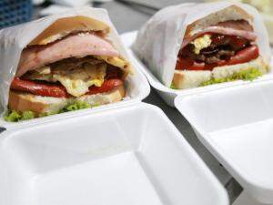 Lanches prontos para a entrega.