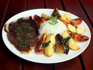 Esta é a bisteca da Bom Pastor Lanches, um dos lanches mais baratos, por R$ 22,00.