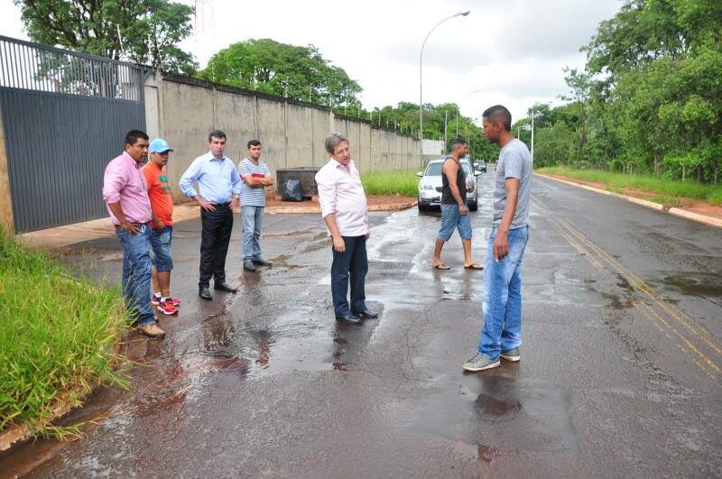 Luiz Pedro (de óculos e camisa rosa) conversa com operário que tapou buraco fantasma (Foto: Moisés Palácio)