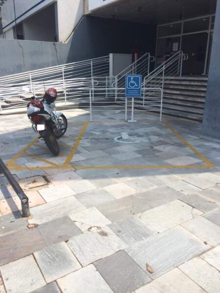 Motocicleta é flagrada estacionada em vaga destinada a 