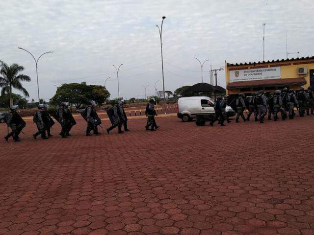 Homens da Tropa de Choque no momento em que chegavam à penitenciária de Dourados, nesta manhã (Foto: Adilson Domingos)
