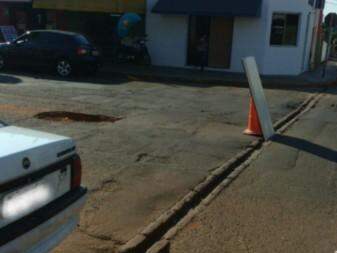 Placa sinalizando buraco que está atrapalhando o trânsito na Av Bandeirantes (Foto: Direto das ruas)