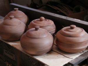 Além de itens decorativos, ele cria cadeiras, mesas, banquetas e todo tipo de móvel.