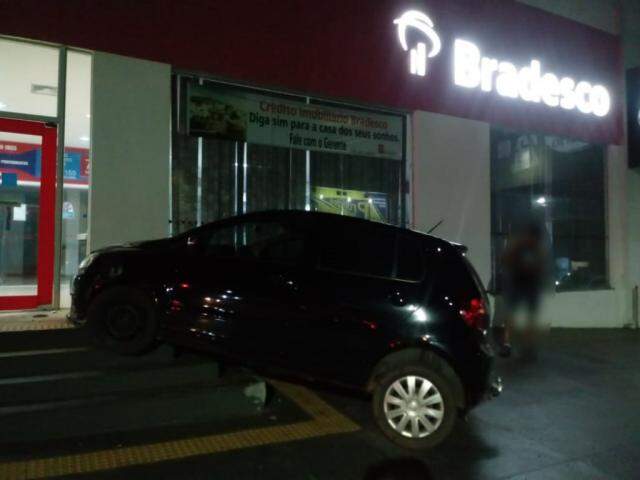 Veículo ainda subiu uma pequena escadaria antes de colidir na fachada da agência. (Foto: Da Hora Bataguassu)