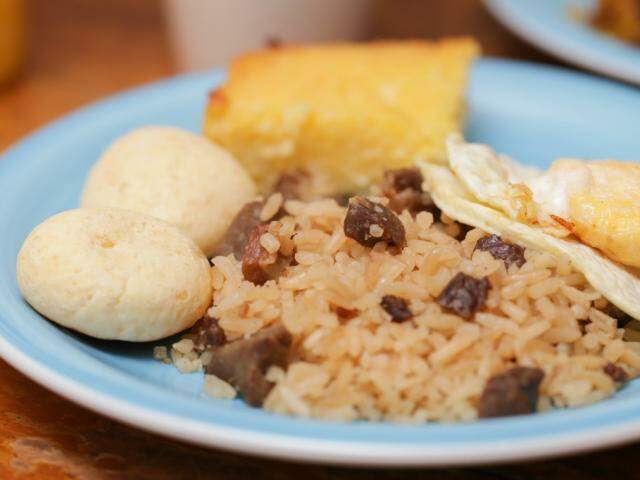 Com mais de 10 itens, arroz carreteiro e ovo frito
é um prato cheio na cesta café da manhã. (Foto: Fernando Antunes)