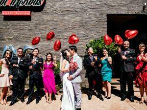 O casal com os padrinhos, na frente do Hot n' Rolls. (Foto: Renan Kubota)