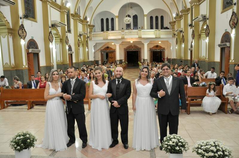 Da esquerda para a direita, Laura e Gustavo, Janaína e Henrique e Alessandra e Flávio. (Foto: Antonio Ferreira)