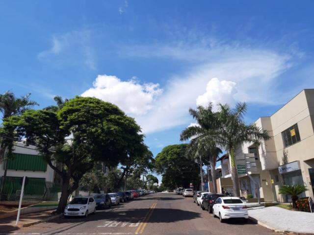 Céu em Campo Grande na tarde desta quinta-feira (27); previsão é de calor e pancadas de chuvas isoladas até o Réveillon. (Foto: Humberto Marques)