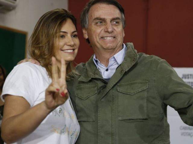 Jair Bolsonaro (PSL) durante votação no Rio de Janeiro ao lado da mulher, Michelle (Foto: Divulgação - UOL)