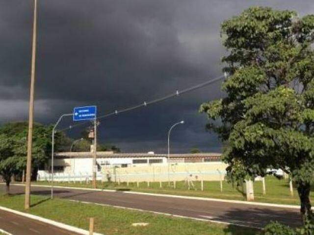 Tempo fechou nesta tarde, na Avenida Coronel Antonino, como mostra a imagem enviada por leitor. (Foto: Diretos das Ruas)