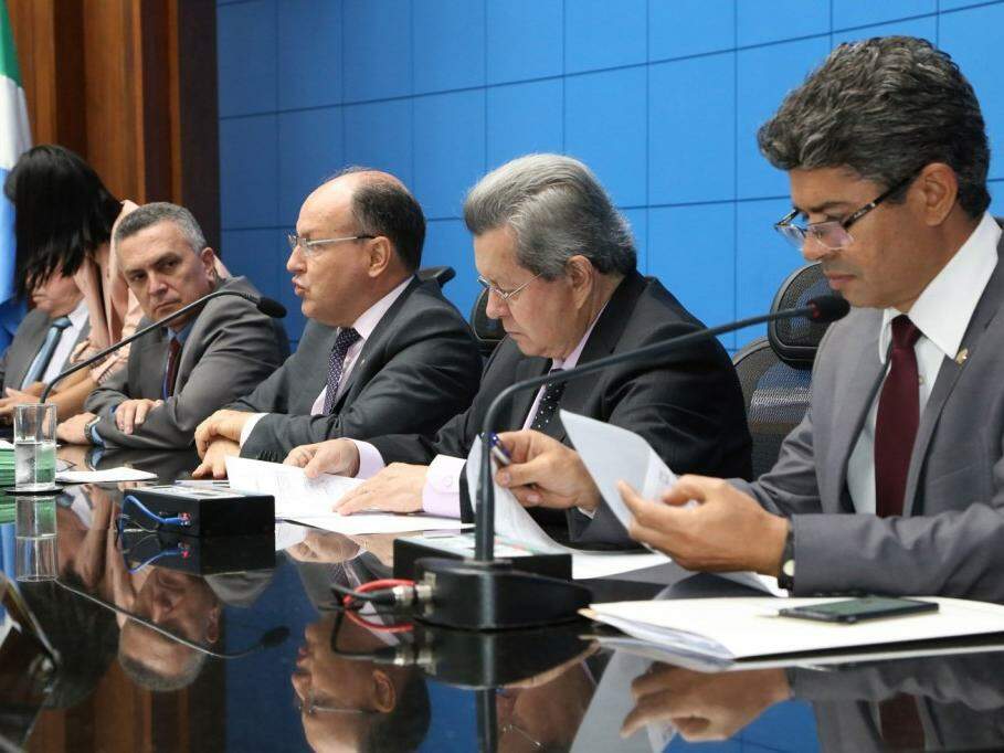 Mesa diretora da Assembleia Legislativa durante sessão na semana passada (Foto: Victor Chileno/ALMS)