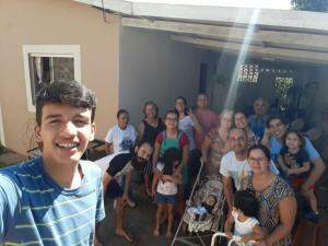 O café com a família toda junta, dos mais jovens aos mais velhos.