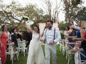 Casal diz que não trocaria casamento aconchegante por um desses grandiosos.
