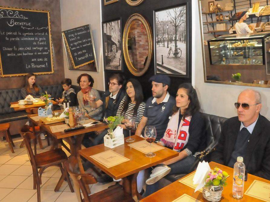 Grupo de franceses e brasileiros reunidos em cafeteria para acompanhar a partida da semifinal desta tarde (Foto: Paulo Francis)
